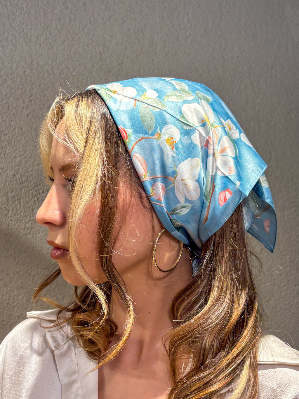 Beyaz Zambak Desen 55x55cm Bandana/Fular