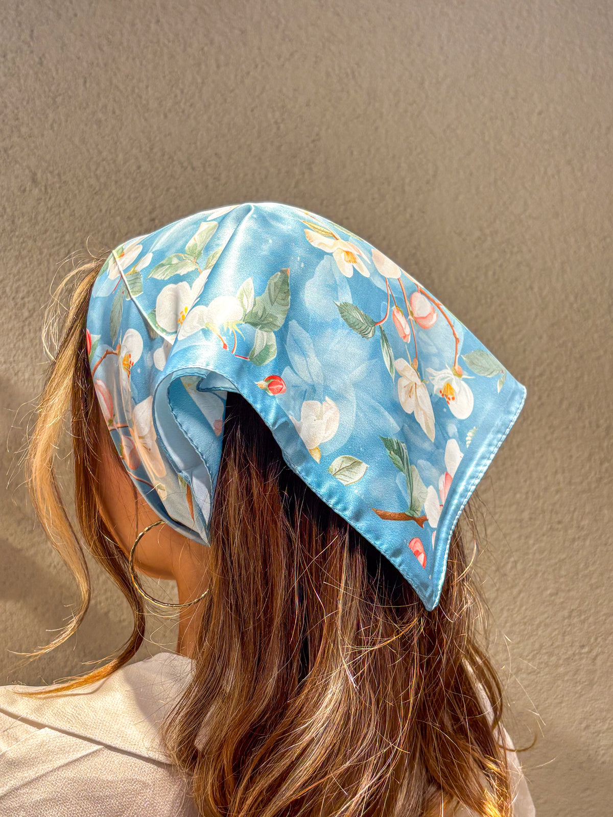 Beyaz Zambak Desen 55x55cm Bandana/Fular